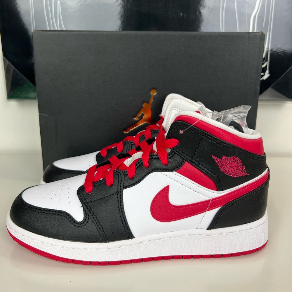 Air Jordan 1 Mid (GS) Very Berry White Black 554725-016 Size 5.5Y/ Women’s Sz 7